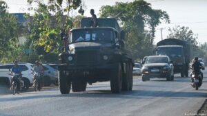Camboya acusa a Tailandia de nuevos bombardeos pese a tregua – DW – 13/12/2025