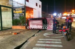 Camioneta embistió y volcó un Fiat Uno en la calle 15 Sur y luego se dio a la fuga