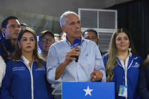 Candidato de Trump conserva ventaja en primeros conteos de las elecciones en Honduras