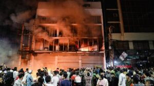 Caos en Bangladés tras muerte de candidato estudiantil – DW – 19/12/2025