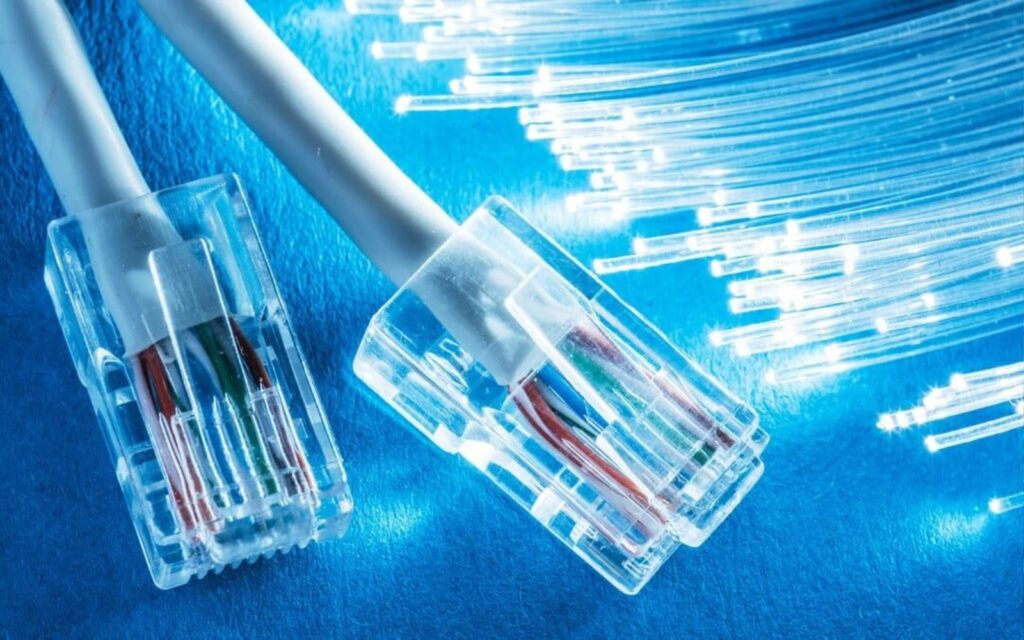 Casetel: en 2025 se triplicó la meta instalación de fibra óptica - AlbertoNews