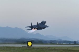 Casi una decena de aviones militares rusos y chinos entran en la zona de defensa aérea de Corea del Sur | europapress.es