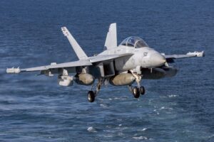 Cazas F/A-18 ingresan al Golfo de Venezuela mientras avión de guerra electrónica los apoya
