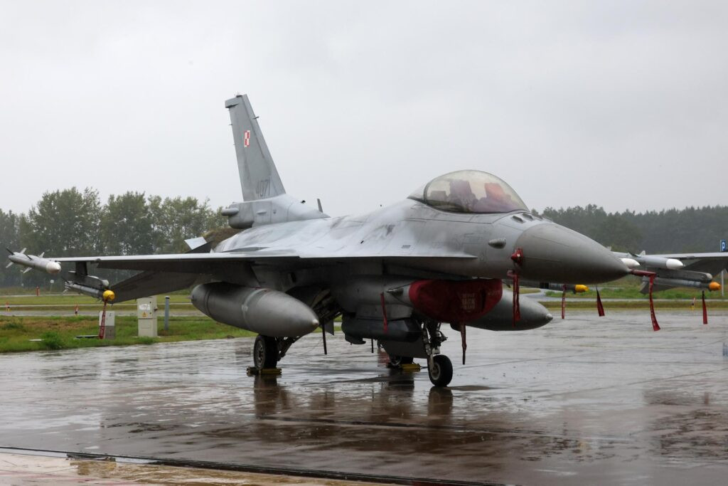 Cazas polacos interceptan y escoltan a un avión espía ruso sobre el mar Báltico