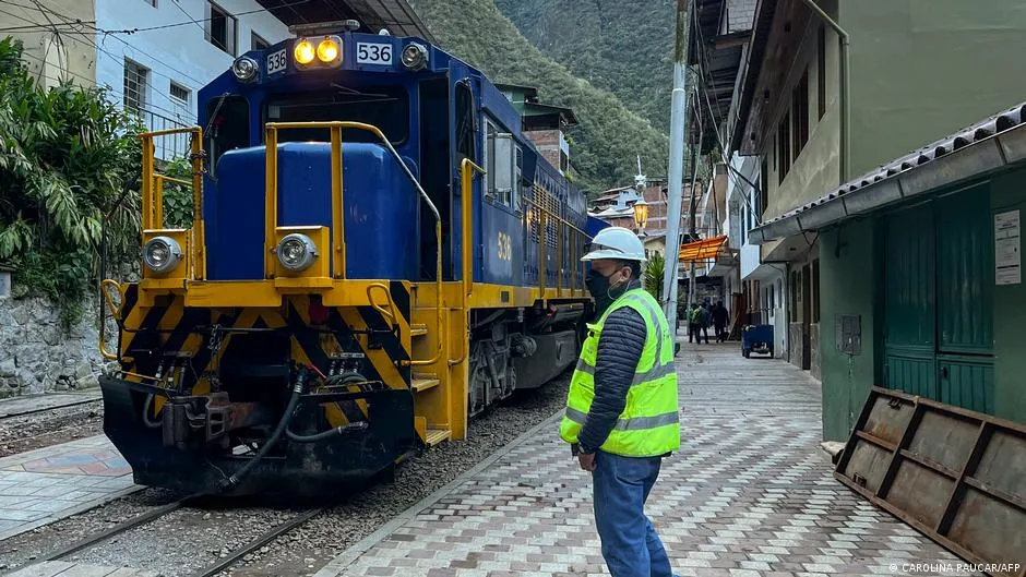 Choque de trenes en vía a Machu Picchu deja 15 heridos – DW – 30/12/2025