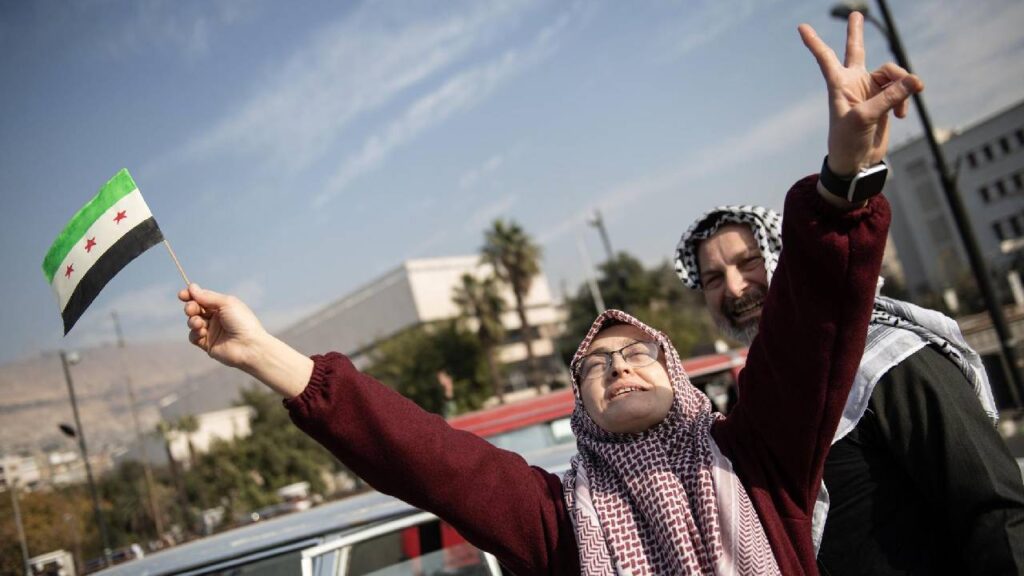 Cientos de personas celebran la caída de Al Asad en vísperas de su primer aniversario - AlbertoNews