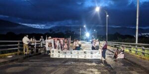 Cierran puente Simón Bolívar: Exigen liberación de colombianos