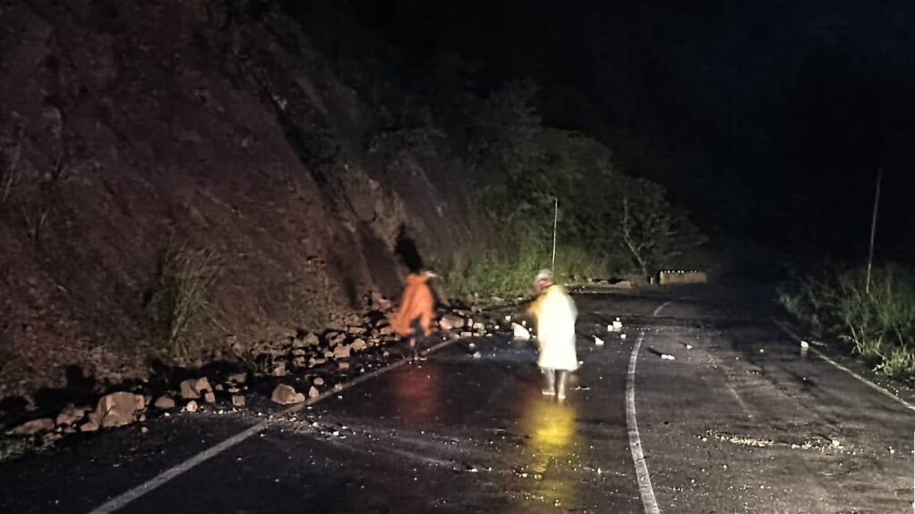 Cierran vía de Mérida por deslizamiento de tierra tras lluvias