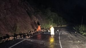 Cierran vía de Mérida por deslizamiento de tierra tras lluvias