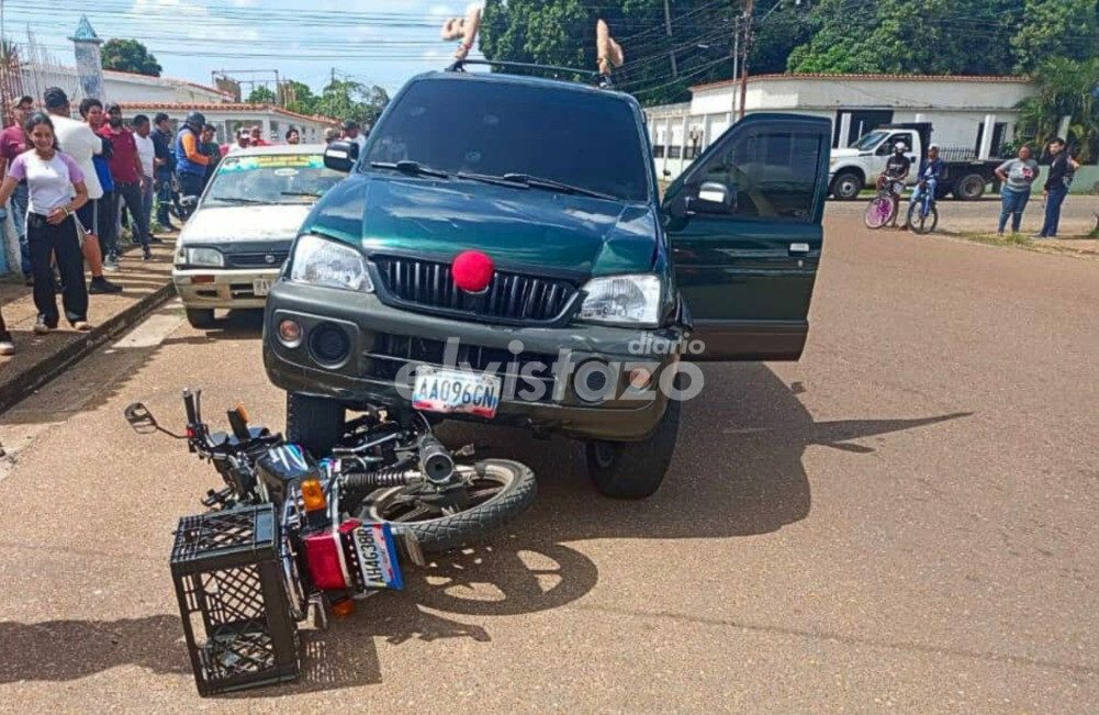 Colisión Terios - motoen la calle 24 Sur dejó un joven de 20 años lesionado