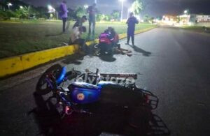 Colisión con fuga de vehículo dejó dos lesionados la madrugada de este sábado pocos metros antes de la Redoma Metropolitana