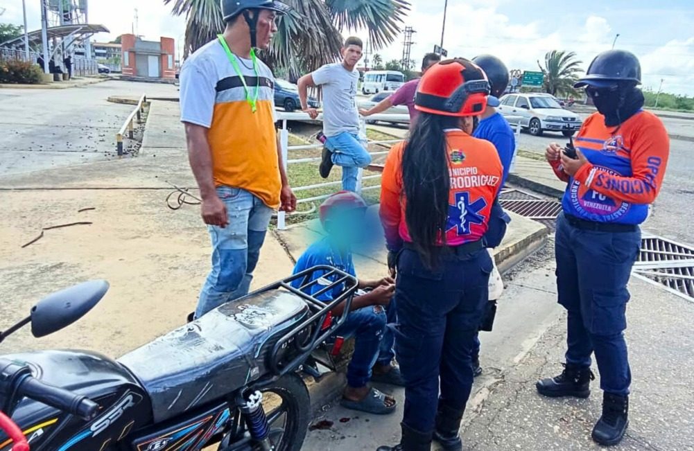 Colisión moto - Wagoneer cerca de Unimall deja un adulto y un menor de 11 años lesionados