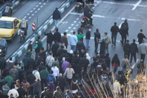 Comerciantes iraníes cierran sus tiendas en protesta por el deterioro económico – AlbertoNews