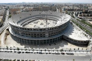 Comienza el izado de los pilares de la cubierta del Nou Mestalla | elmundo.es