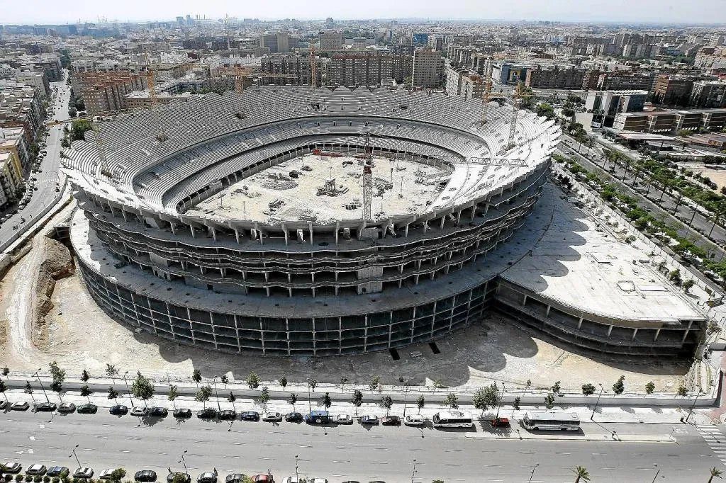 Comienza el izado de los pilares de la cubierta del Nou Mestalla