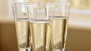 Cómo servir la copa de champán perfecta, según la ciencia