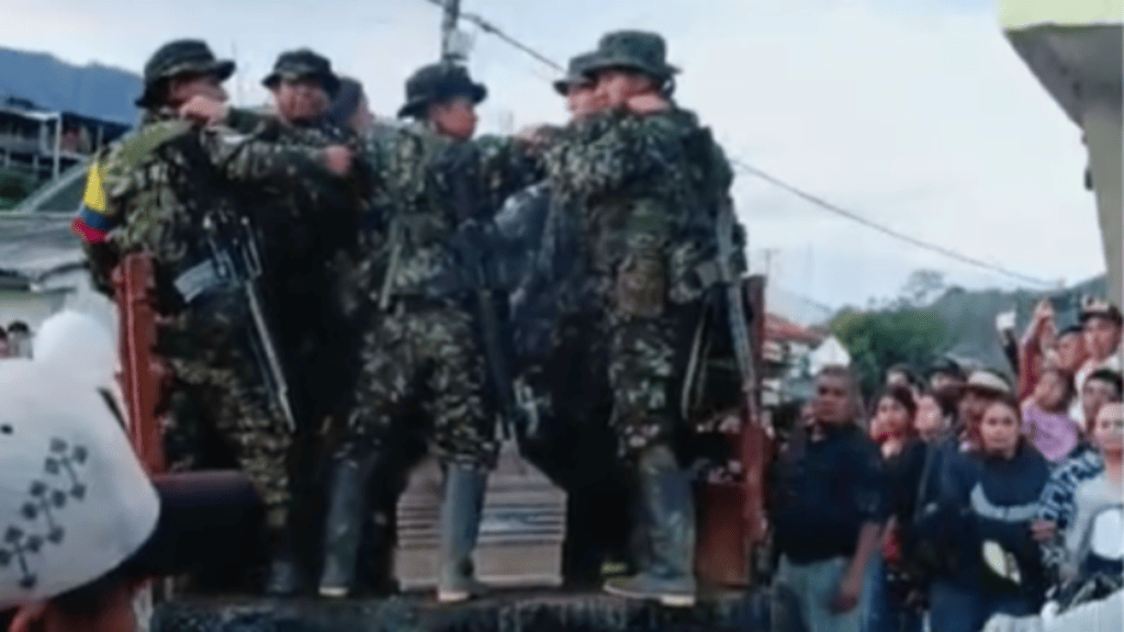 Con pólvora y música despidieron a alias el Flaco, explosivista de las disidencias que murió en ataque contra estación de Policía en el Huila