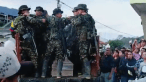 Con pólvora y música despidieron a alias el Flaco, explosivista de las disidencias que murió en ataque contra estación de Policía en el Huila