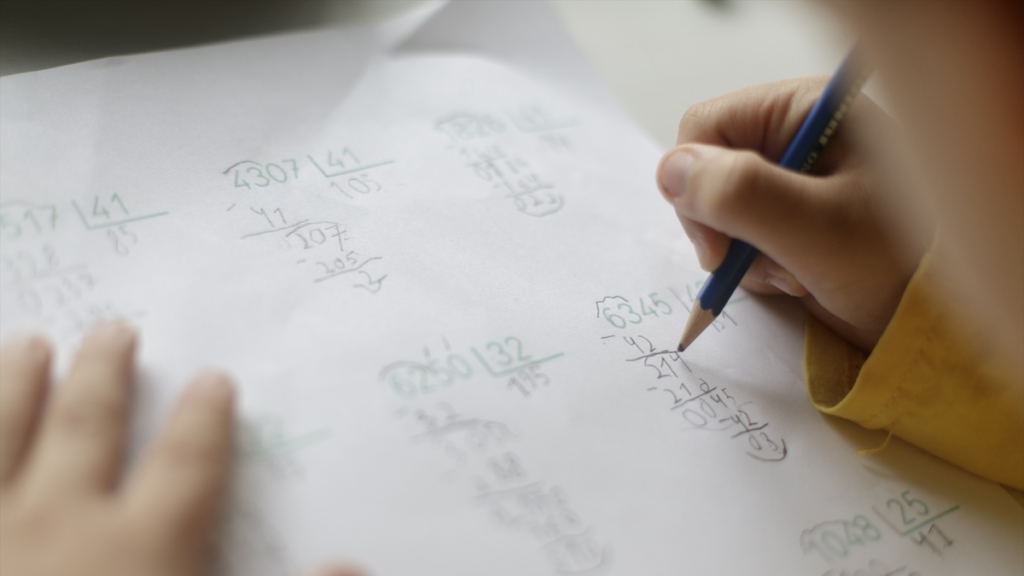 Contar con los dedos ayuda a los niños a lograr habilidades matemáticas más avanzadas