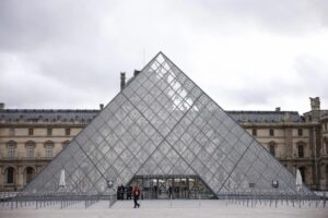 Convocan a empleados del Louvre a huelga indefinida a partir del lunes