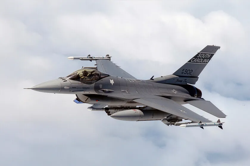 Creíamos que todo pasaba por los nuevos cazas. El F-16 lleva 50 años en el aire y se sigue vendiendo como pan caliente