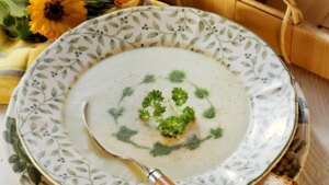 Crema de coliflor, pera y queso azul, una receta gourmet por menos de 3 euros