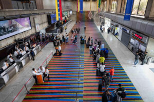 Cuatro aerolíneas internacionales se suman a la ola de suspensiones de vuelos en Venezuela