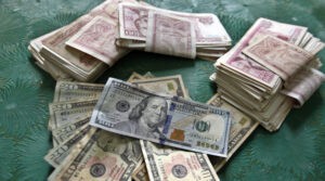 Cuba oficializa uso de monedas extranjeras