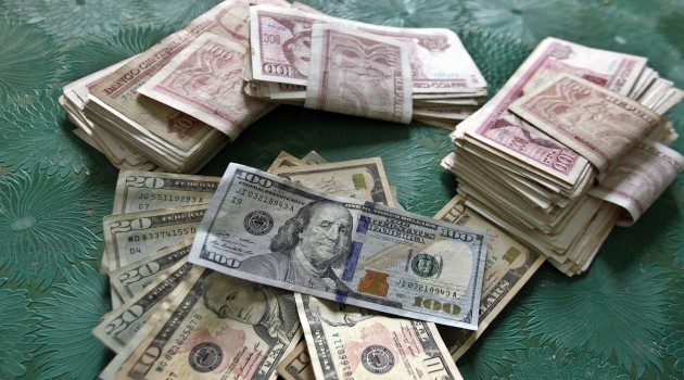 Cuba oficializa uso de monedas extranjeras