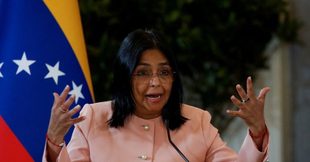 Delcy Rodríguez estalló contra María Corina Machado por denunciar presencia de carteles y terroristas en Venezuela
