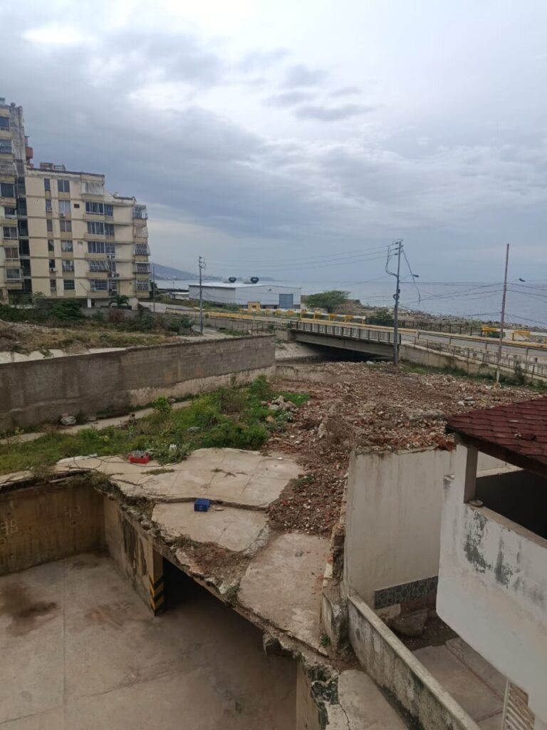 Demolición del Centro América causó daños al edificio vecino