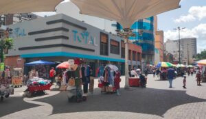 Denuncian que buhoneros en Caracas venden a dólar por las nubes