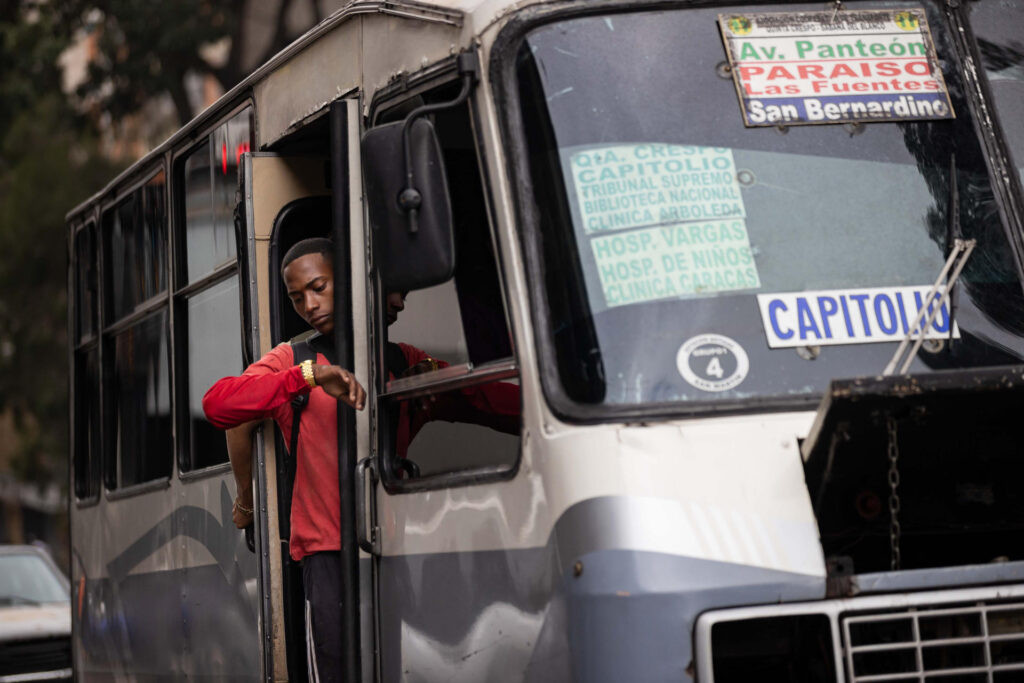 Denuncian que transportistas de Caracas cobran pasaje en Bs 60 pese a no estar en Gaceta Oficial - AlbertoNews