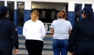 Detienen a dos mujeres por estafar con oficios falsos de la PNB