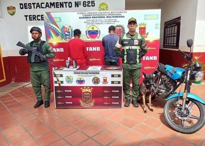 Detienen a dos sujetos por ocultar droga en una Motocicleta – Diario El Luchador