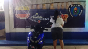 Detienen a motorizada por incumplir normas y agredir a policías