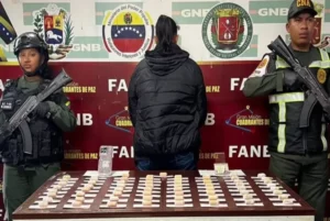 Detienen a una mujer con 65 dediles de droga