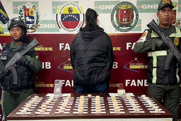 Detienen a una mujer con 65 dediles de droga