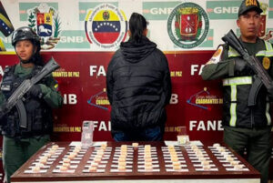 Detienen a una mujer procedente de Colombia con 65 dediles de droga