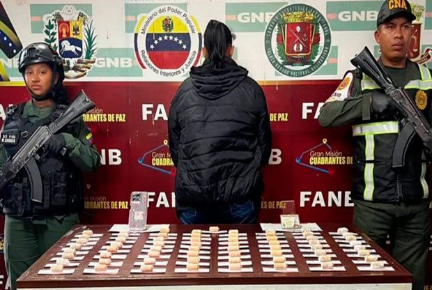 Detienen a una mujer procedente de Colombia con 65 dediles de droga