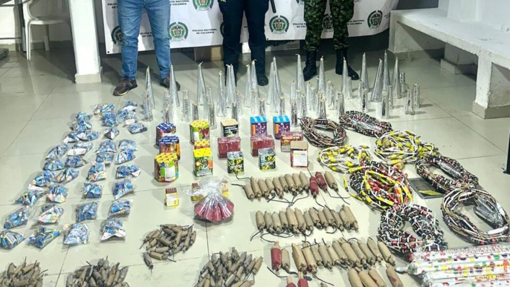 Día de Velitas | Policía atendió 445 casos de riñas y de violencia en hogares en Cali: decomisan 4.583 artículos de pólvora; en el mes, 86 kilos