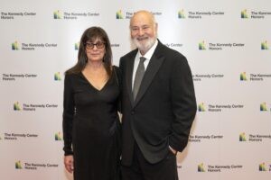 Director Rob Reiner y su esposa habrían sido degollados por un familiar, según TMZ