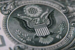 Dólar oficial acumula alza de 10,63% en diciembre y abrirá en Bs.273,59 este martes 16