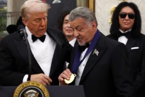 Donald Trump entregó medallas a los homenajeados del Centro Kennedy en la Casa Blanca y conducirá el evento central (Fotos) – AlbertoNews