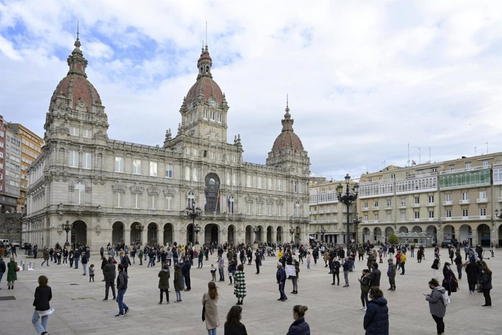 Dos execoncejalas denuncian por acoso laboral a la alcaldesa de A Coruña y a su número dos por el canal interno del PSOE