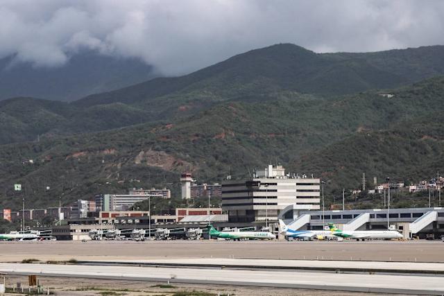 EFE | Cuatro aerolíneas internacionales se suman a la ola de suspensiones de vuelos en Venezuela - AlbertoNews