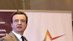 ELECCIONES KOSOVO | Kosovo vota con la esperanza de romper el bloqueo político tras meses sin Gobierno | elperiodico.com