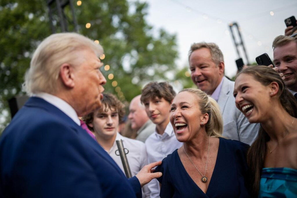 Archivo - Donald Trump y Marjorie Taylor Greene (en el centro de la imagen)