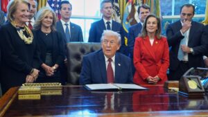 ESTADOS UNIDOS | Trump revierte normas de Biden de eficiencia energética para los fabricantes de coches | elperiodico.com