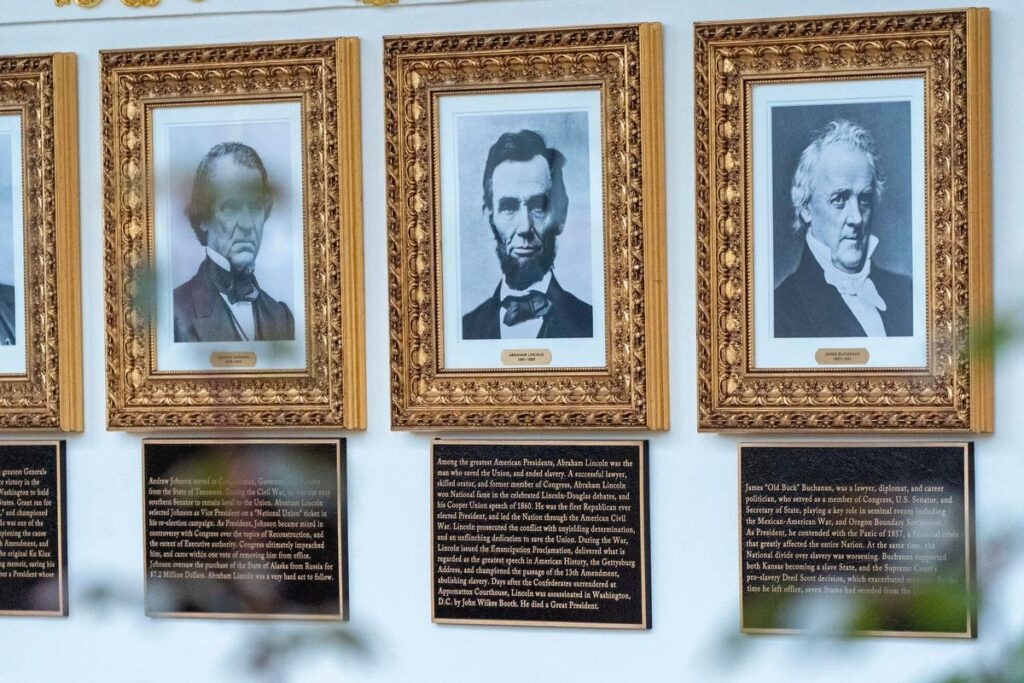 Nuevas placas con texto explicativo se han colocado debajo de los retratos presidenciales en la columnata de la Casa Blanca.